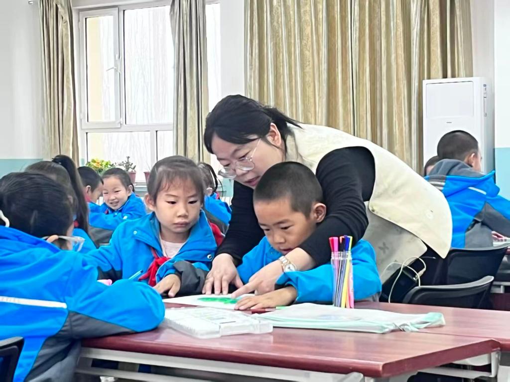 艺路同行研以致远——精河县中小学美术专题教研活动亮点纷呈
